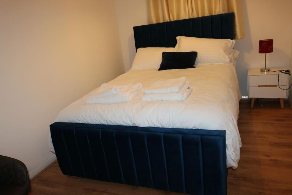 Entire -4 Bedrooms Detached House With Driveway Nottingham Kültér fotó