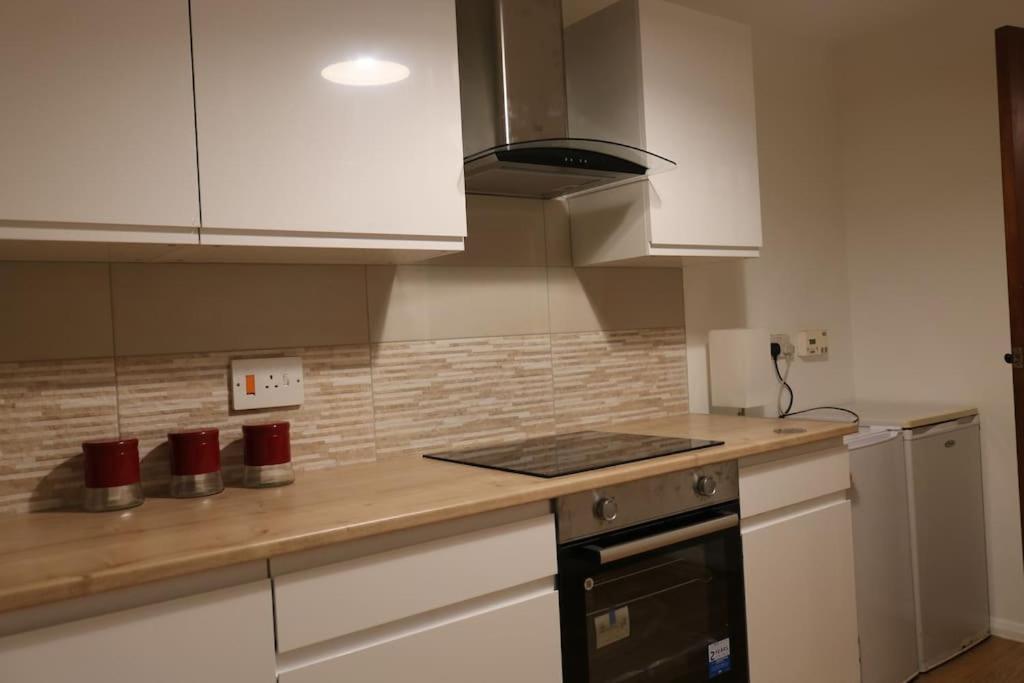 Entire -4 Bedrooms Detached House With Driveway Nottingham Kültér fotó