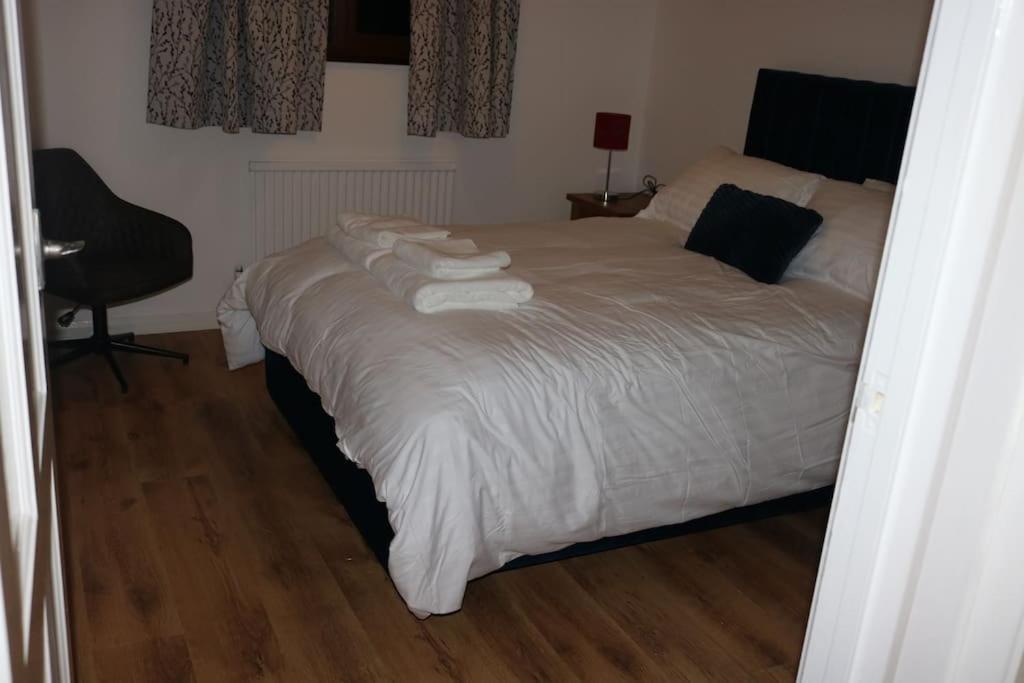 Entire -4 Bedrooms Detached House With Driveway Nottingham Kültér fotó