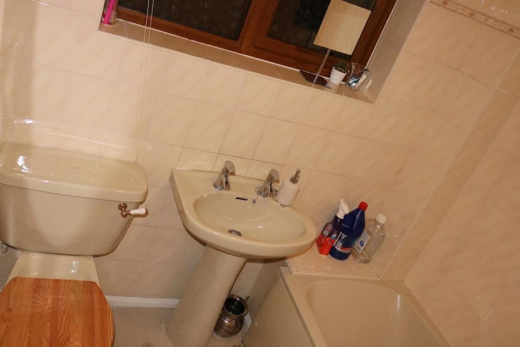 Entire -4 Bedrooms Detached House With Driveway Nottingham Kültér fotó