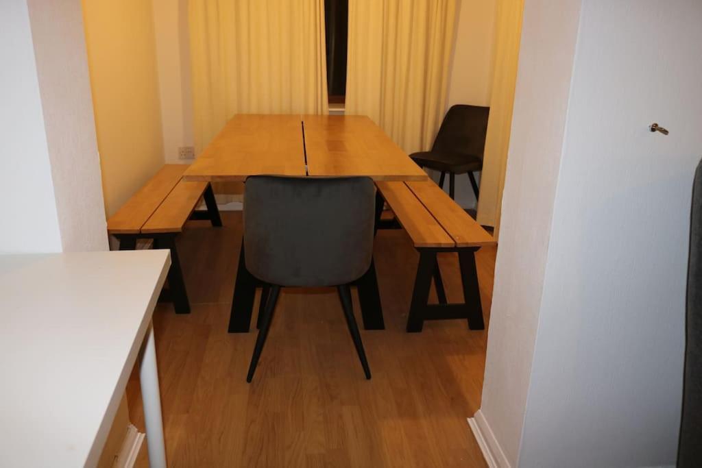 Entire -4 Bedrooms Detached House With Driveway Nottingham Kültér fotó