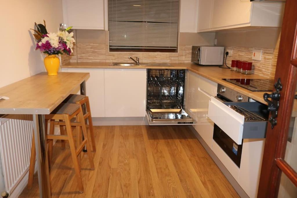 Entire -4 Bedrooms Detached House With Driveway Nottingham Kültér fotó