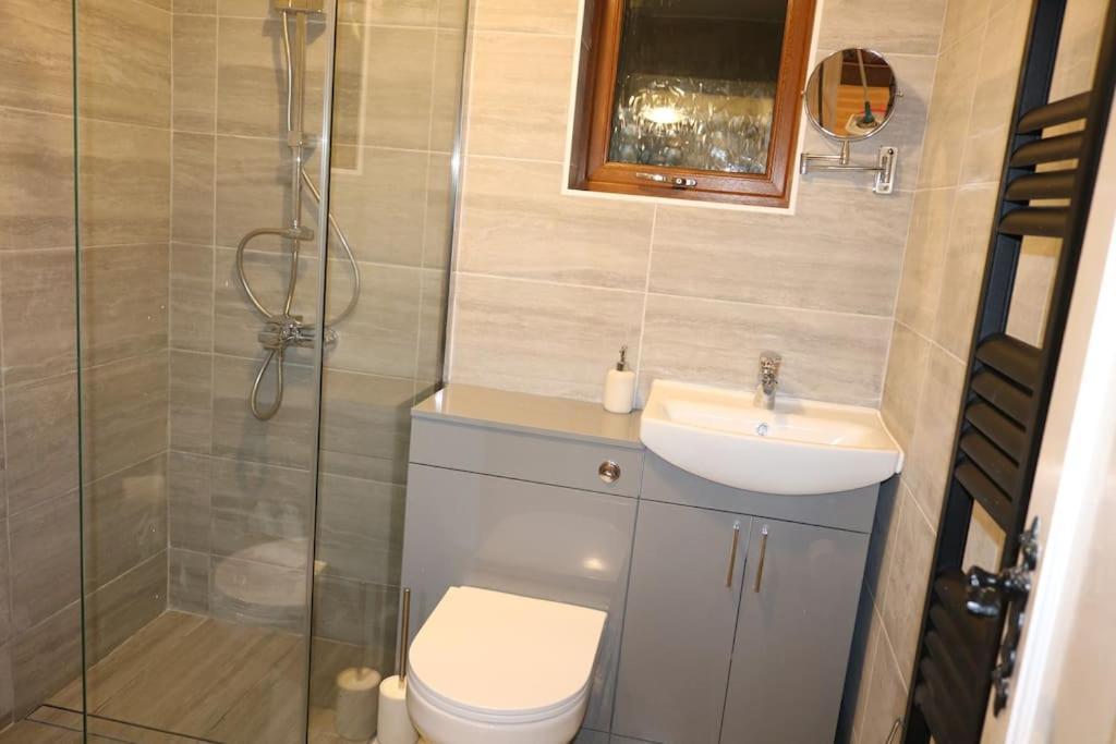Entire -4 Bedrooms Detached House With Driveway Nottingham Kültér fotó