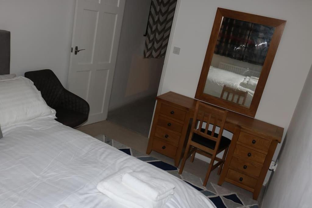 Entire -4 Bedrooms Detached House With Driveway Nottingham Kültér fotó