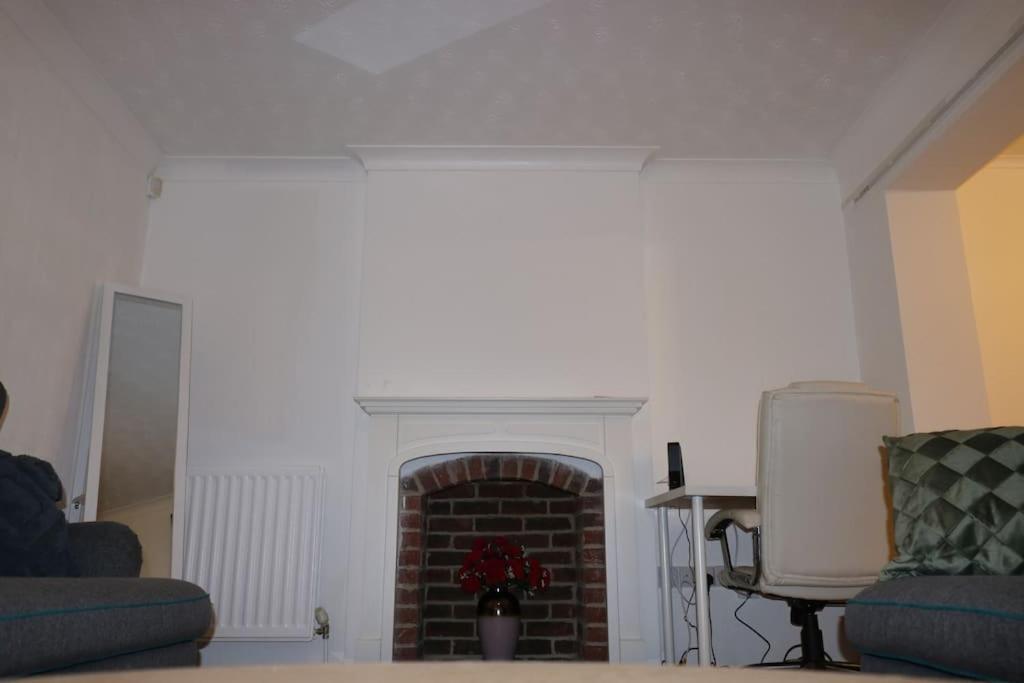 Entire -4 Bedrooms Detached House With Driveway Nottingham Kültér fotó