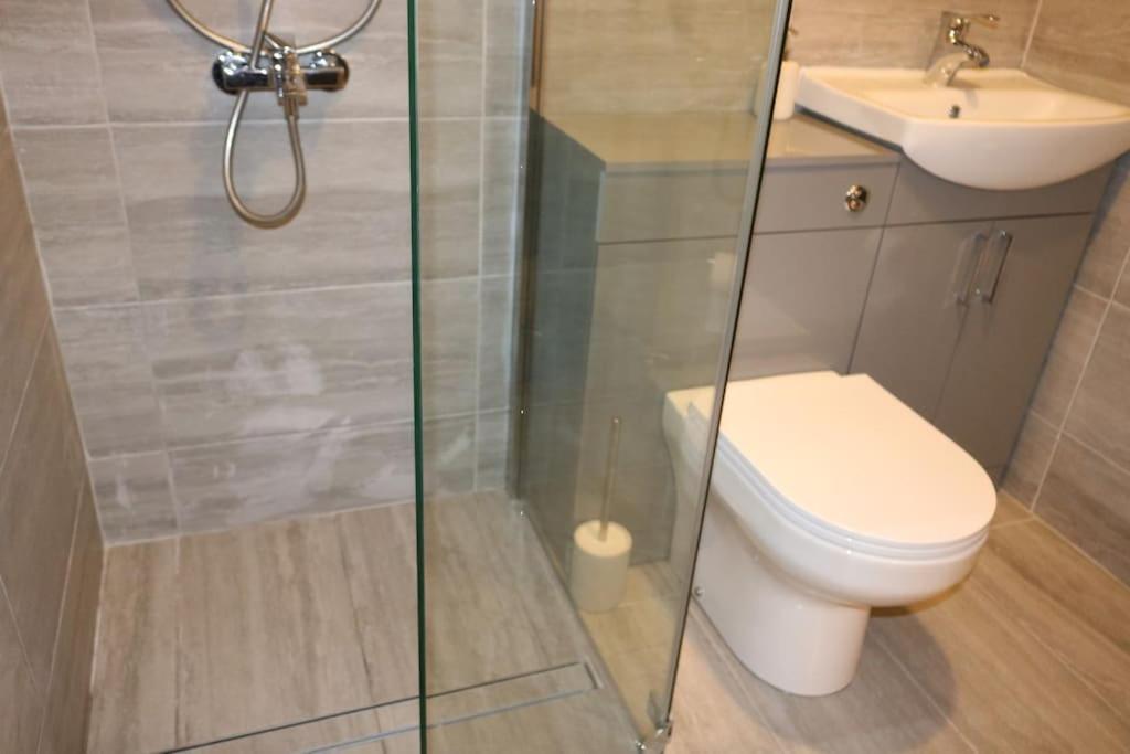 Entire -4 Bedrooms Detached House With Driveway Nottingham Kültér fotó