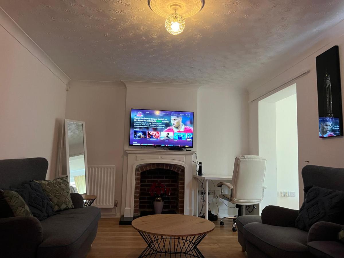 Entire -4 Bedrooms Detached House With Driveway Nottingham Kültér fotó