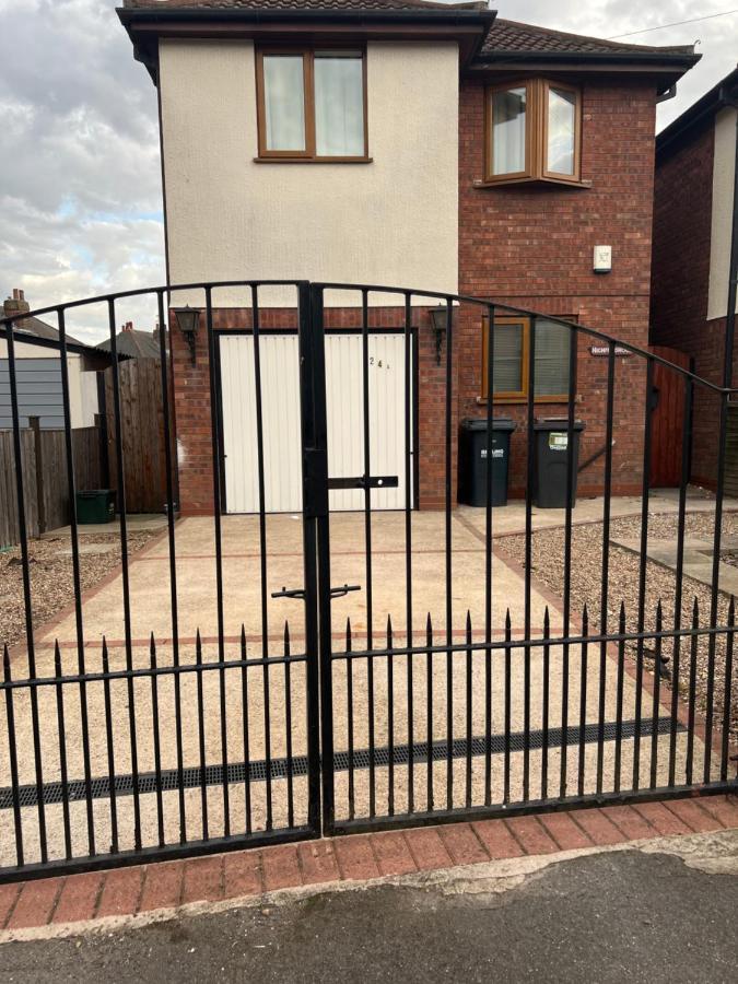 Entire -4 Bedrooms Detached House With Driveway Nottingham Kültér fotó